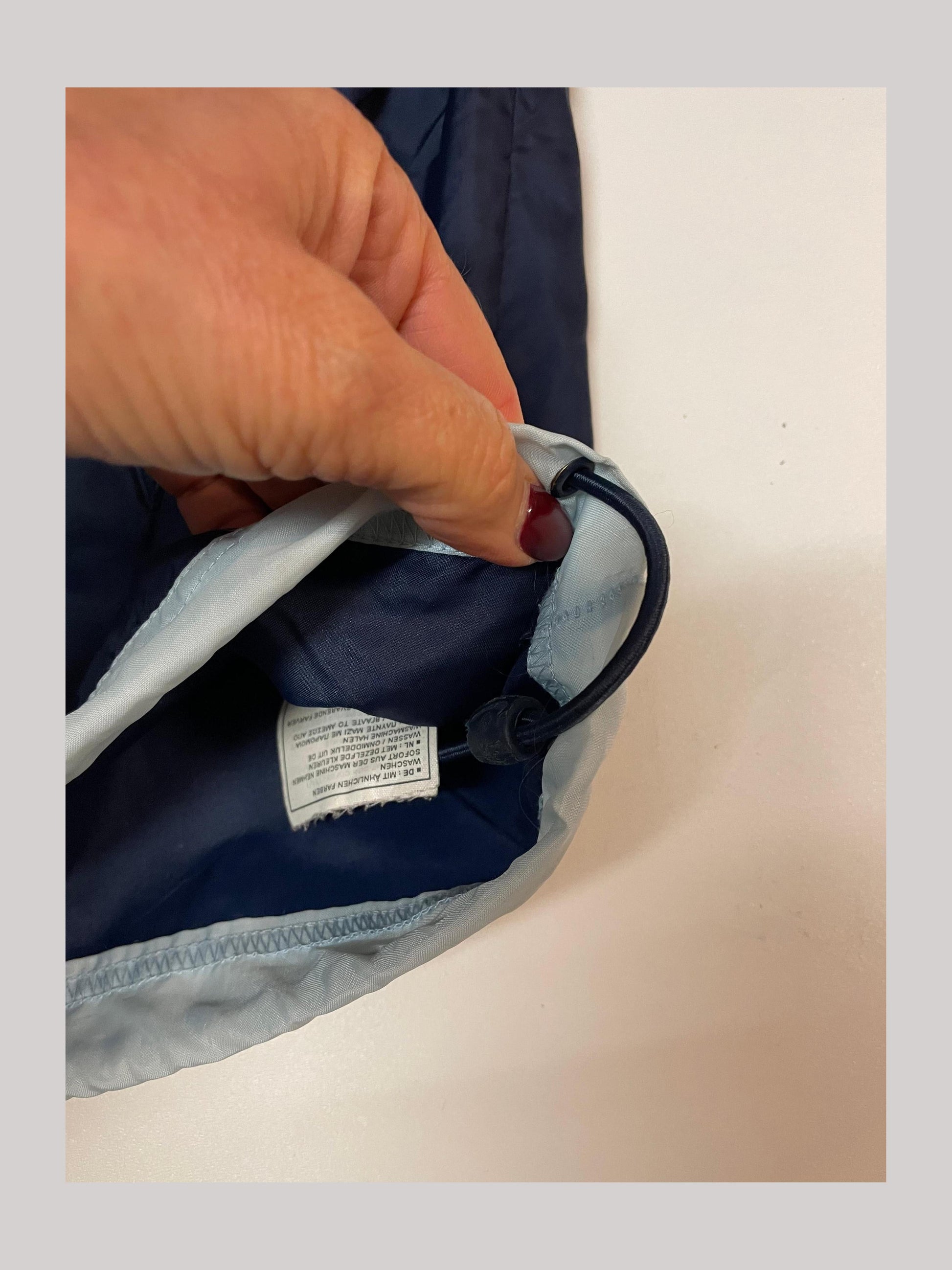 Entdecke unsere Vintage Track Pants von Nike und anderen Marken, erhältlich bei Valuxery.de - Dein Shop für trendige Vintage - Kleidung. Unsere Track Pants sind aus hochwertigen Materialien und