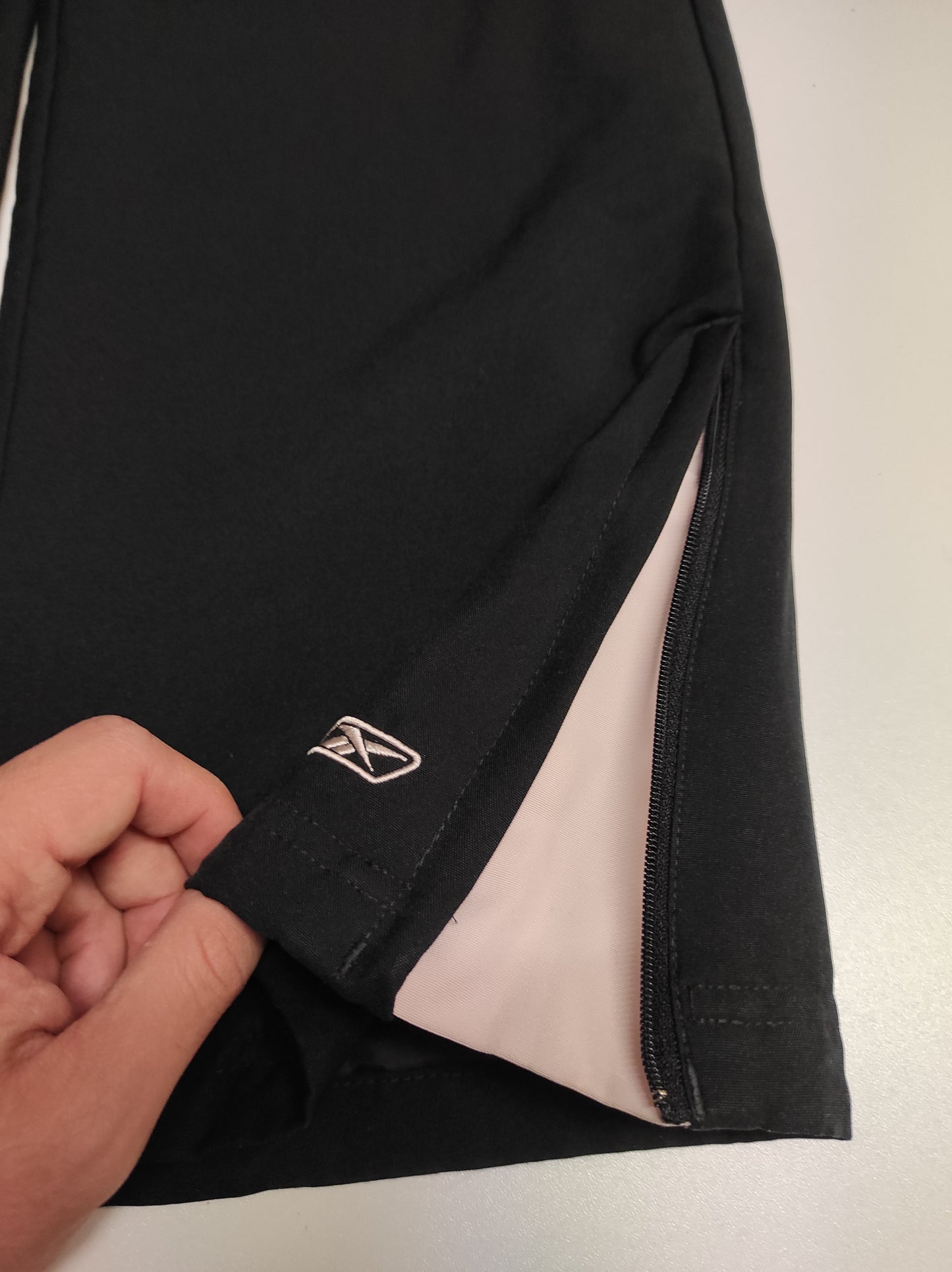Entdecke unsere Vintage Track Pants von Nike und anderen Marken, erhältlich bei Valuxery.de - Dein Shop für trendige Vintage - Kleidung. Unsere Track Pants sind aus hochwertigen Materialien und