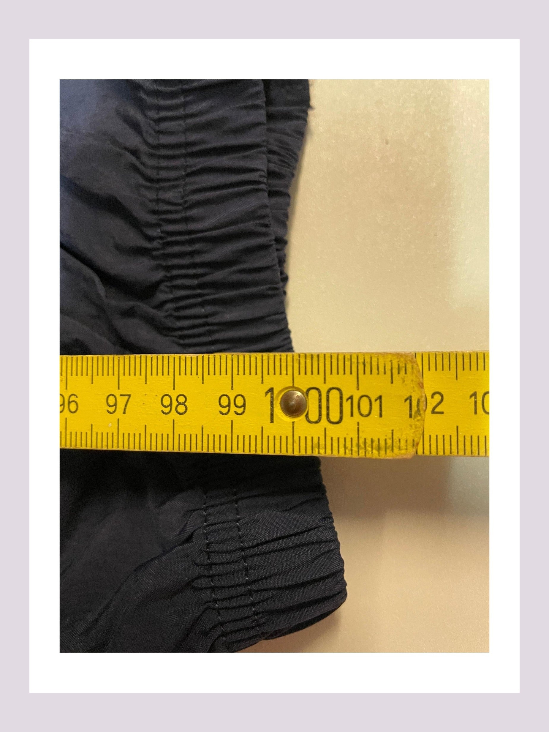 Entdecke unsere Vintage Track Pants von Nike und anderen Marken, erhältlich bei Valuxery.de - Dein Shop für trendige Vintage - Kleidung. Unsere Track Pants sind aus hochwertigen Materialien und