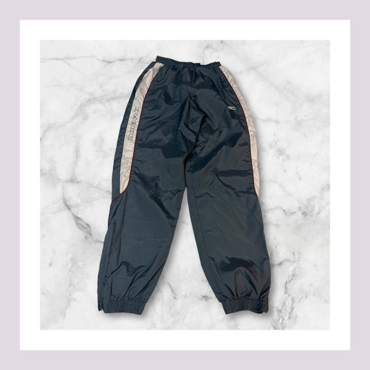Entdecke unsere Vintage Track Pants von Nike und anderen Marken, erhältlich bei Valuxery.de - Dein Shop für trendige Vintage - Kleidung. Unsere Track Pants sind aus hochwertigen Materialien und