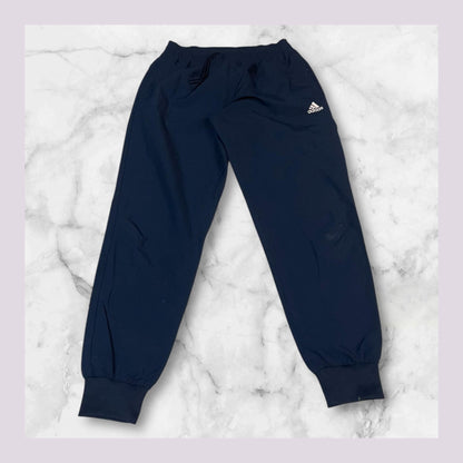 Entdecke unsere Vintage Track Pants von Nike und anderen Marken, erhältlich bei Valuxery.de - Dein Shop für trendige Vintage - Kleidung. Unsere Track Pants sind aus hochwertigen Materialien und