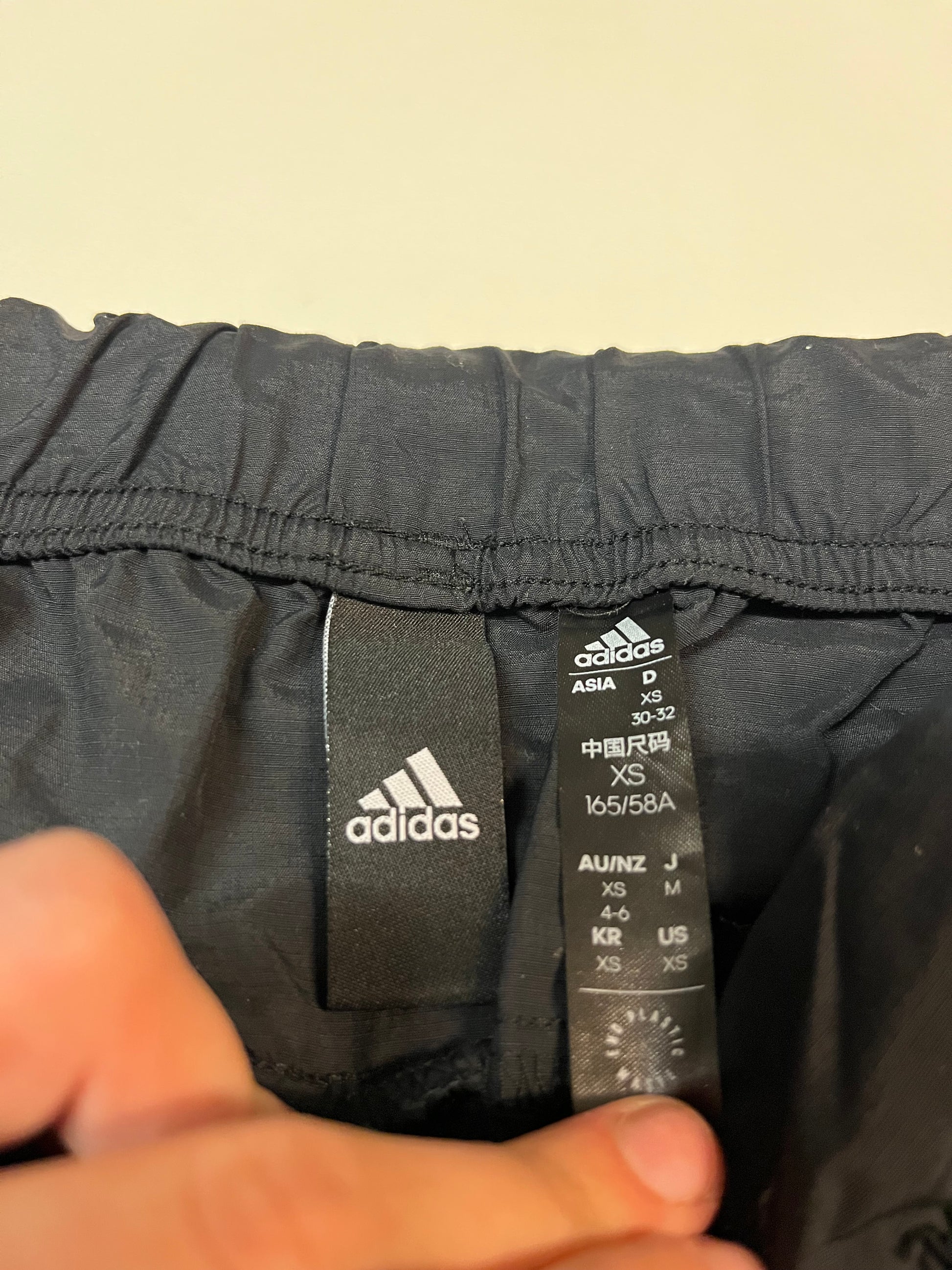 Entdecke unsere Vintage Track Pants von Nike und anderen Marken, erhältlich bei Valuxery.de - Dein Shop für trendige Vintage - Kleidung. Unsere Track Pants sind aus hochwertigen Materialien und