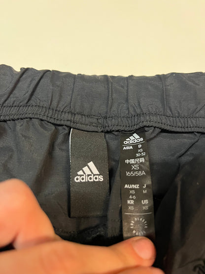 Entdecke unsere Vintage Track Pants von Nike und anderen Marken, erhältlich bei Valuxery.de - Dein Shop für trendige Vintage - Kleidung. Unsere Track Pants sind aus hochwertigen Materialien und