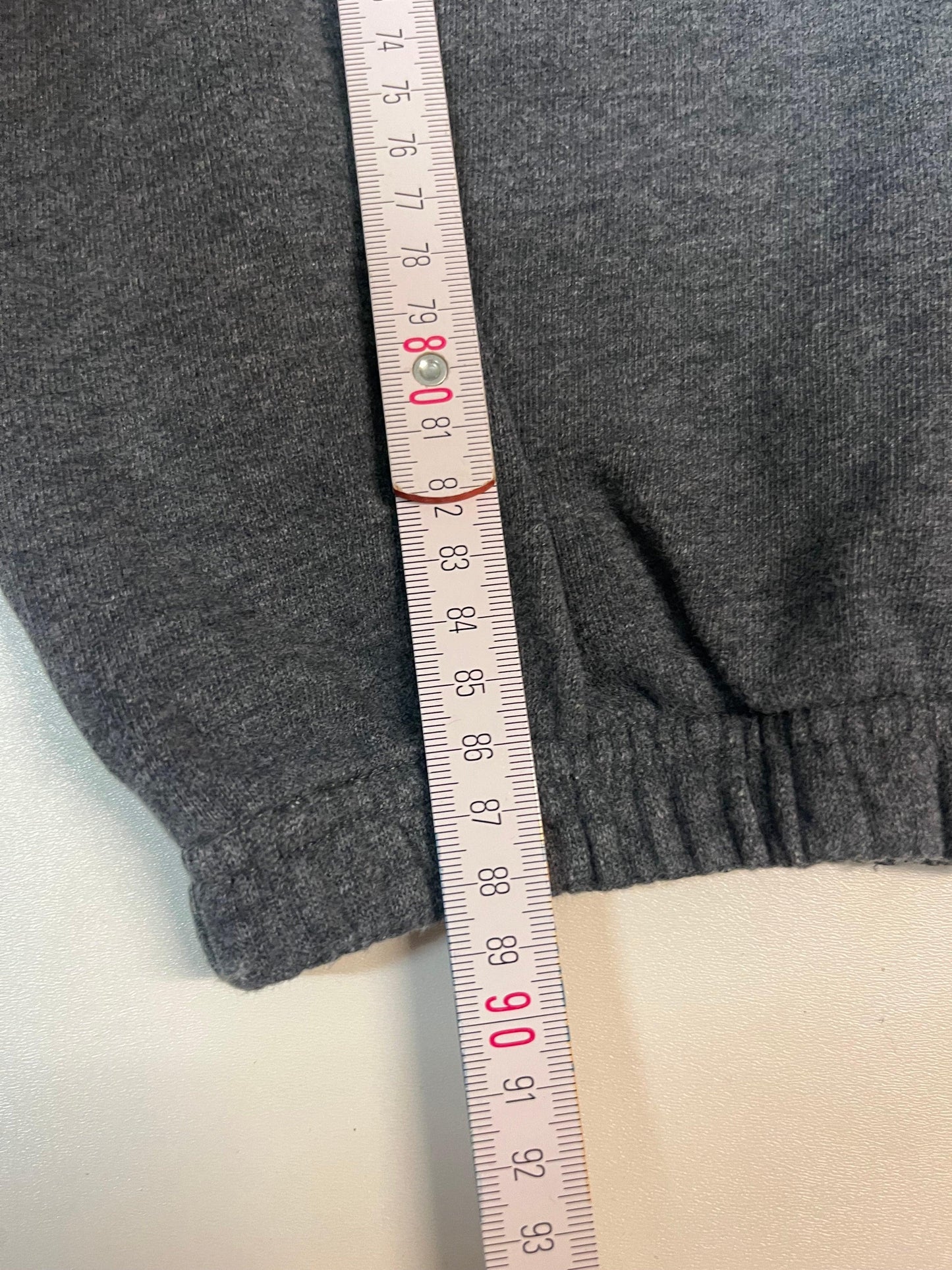 Entdecke unsere Vintage Track Pants von Nike und anderen Marken, erhältlich bei Valuxery.de - Dein Shop für trendige Vintage - Kleidung. Unsere Track Pants sind aus hochwertigen Materialien und