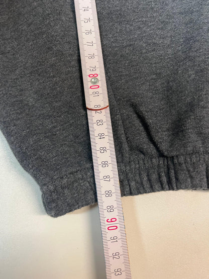 Entdecke unsere Vintage Track Pants von Nike und anderen Marken, erhältlich bei Valuxery.de - Dein Shop für trendige Vintage - Kleidung. Unsere Track Pants sind aus hochwertigen Materialien und