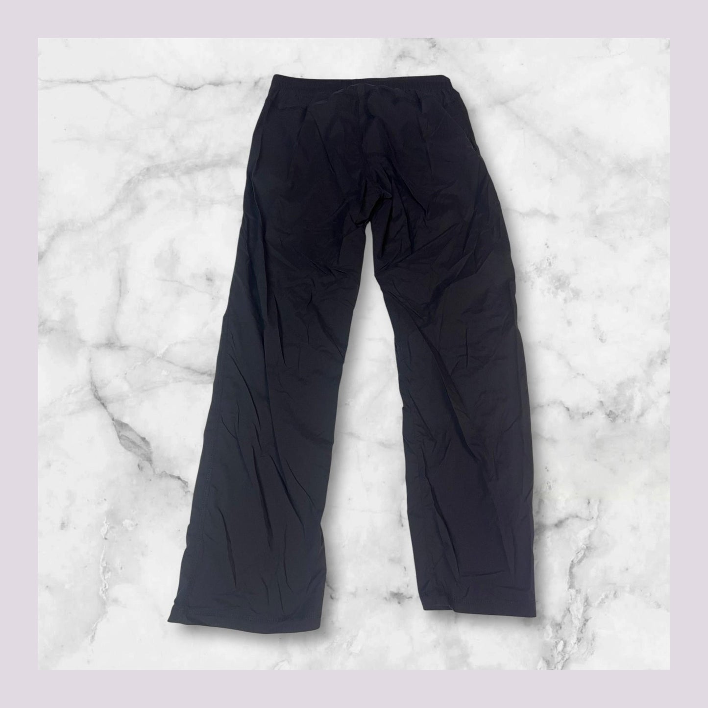 Entdecke unsere Vintage Track Pants von Nike und anderen Marken, erhältlich bei Valuxery.de - Dein Shop für trendige Vintage - Kleidung. Unsere Track Pants sind aus hochwertigen Materialien und