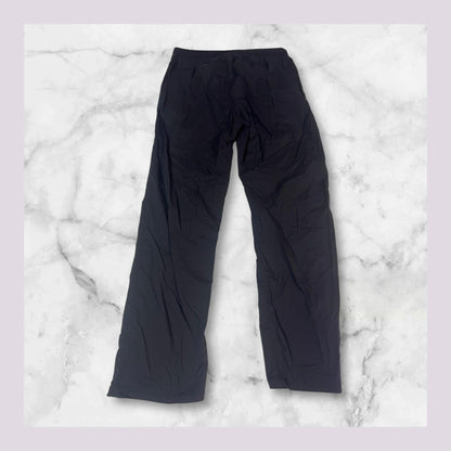 Entdecke unsere Vintage Track Pants von Nike und anderen Marken, erhältlich bei Valuxery.de - Dein Shop für trendige Vintage - Kleidung. Unsere Track Pants sind aus hochwertigen Materialien und
