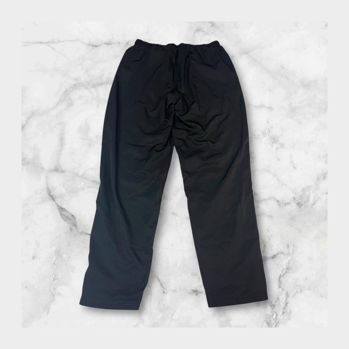 Entdecke unsere Vintage Track Pants von Nike und anderen Marken, erhältlich bei Valuxery.de - Dein Shop für trendige Vintage - Kleidung. Unsere Track Pants sind aus hochwertigen Materialien und
