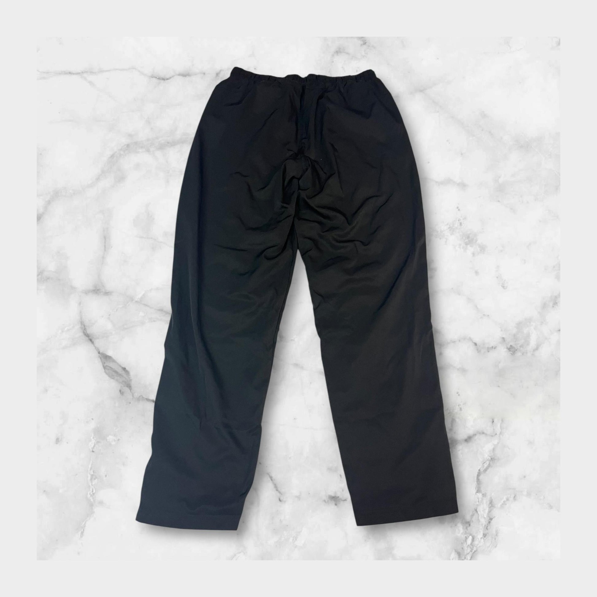 Entdecke unsere Vintage Track Pants von Nike und anderen Marken, erhältlich bei Valuxery.de - Dein Shop für trendige Vintage - Kleidung. Unsere Track Pants sind aus hochwertigen Materialien und