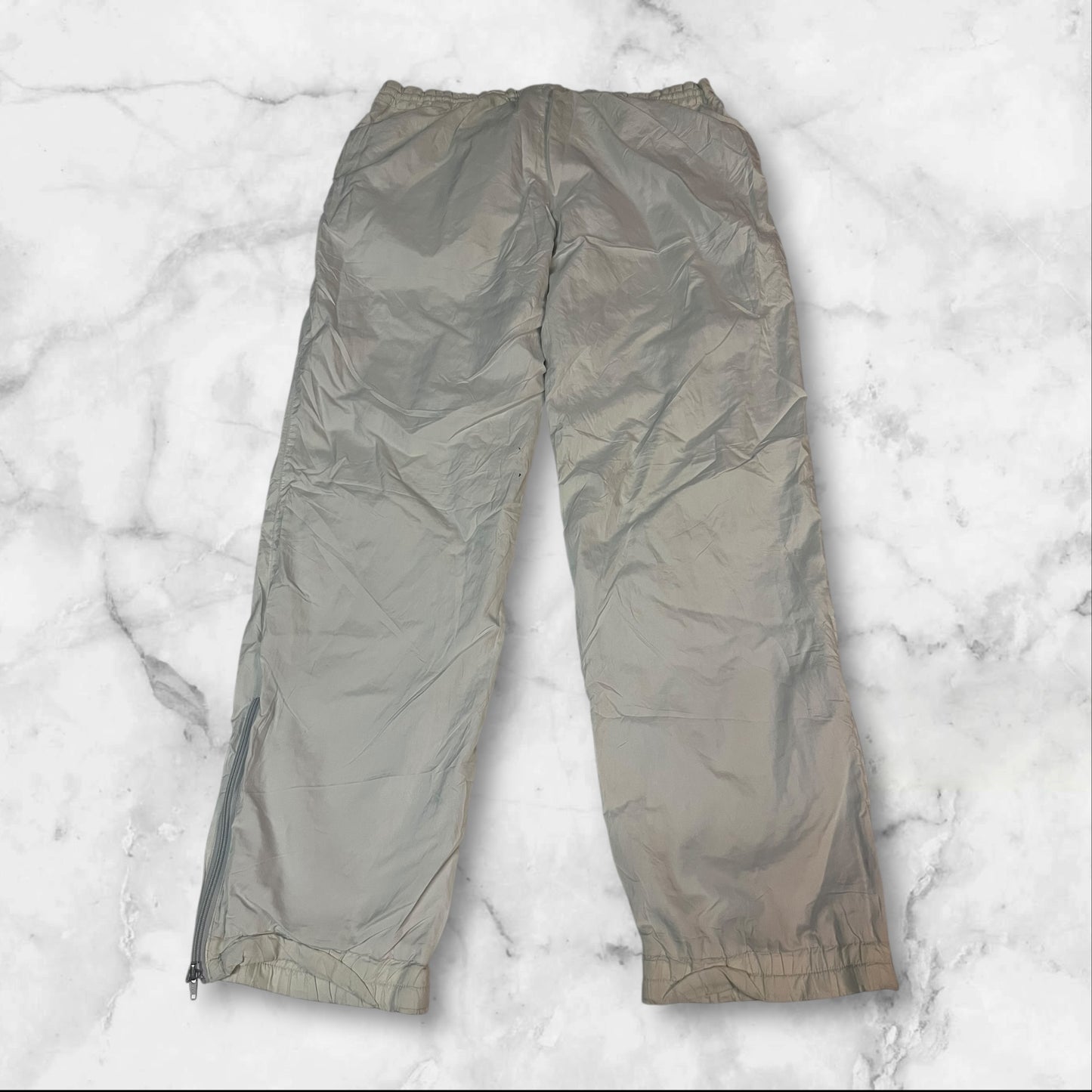 Entdecke unsere Vintage Track Pants von Nike und anderen Marken, erhältlich bei Valuxery.de - Dein Shop für trendige Vintage - Kleidung. Unsere Track Pants sind aus hochwertigen Materialien und