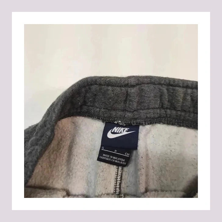 Entdecke unsere Vintage Track Pants von Nike und anderen Marken, erhältlich bei Valuxery.de - Dein Shop für trendige Vintage - Kleidung. Unsere Track Pants sind aus hochwertigen Materialien und