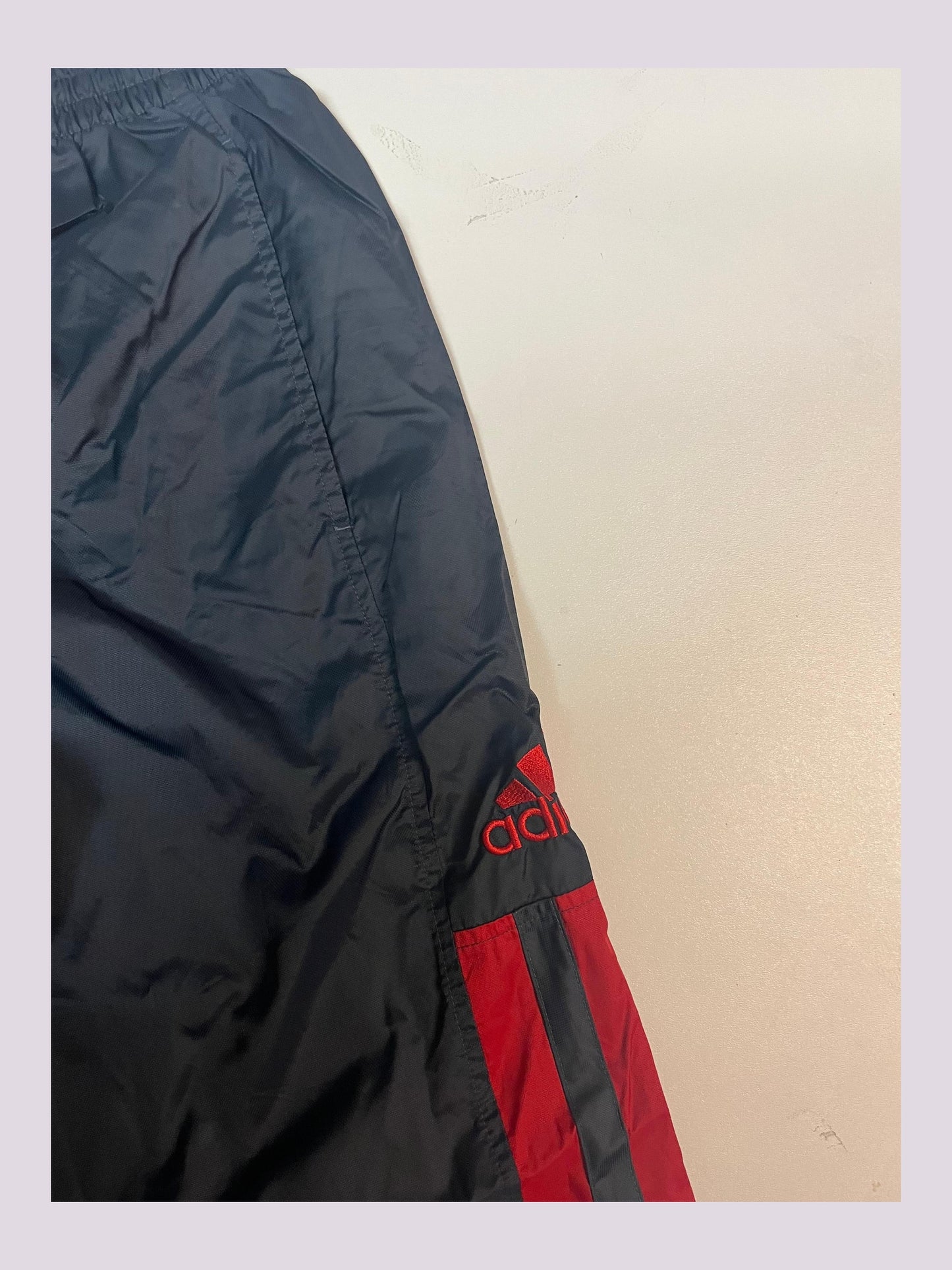 Entdecke unsere Vintage Track Pants von Nike und anderen Marken, erhältlich bei Valuxery.de - Dein Shop für trendige Vintage - Kleidung. Unsere Track Pants sind aus hochwertigen Materialien und