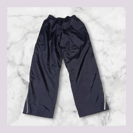 Entdecke unsere Vintage Track Pants von Nike und anderen Marken, erhältlich bei Valuxery.de - Dein Shop für trendige Vintage - Kleidung. Unsere Track Pants sind aus hochwertigen Materialien und