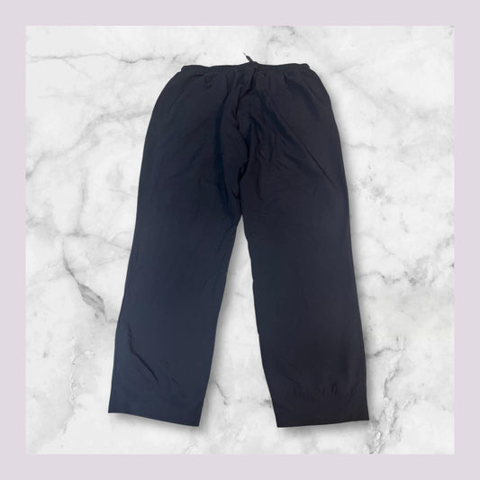 Entdecke unsere Vintage Track Pants von Nike und anderen Marken, erhältlich bei Valuxery.de - Dein Shop für trendige Vintage - Kleidung. Unsere Track Pants sind aus hochwertigen Materialien und