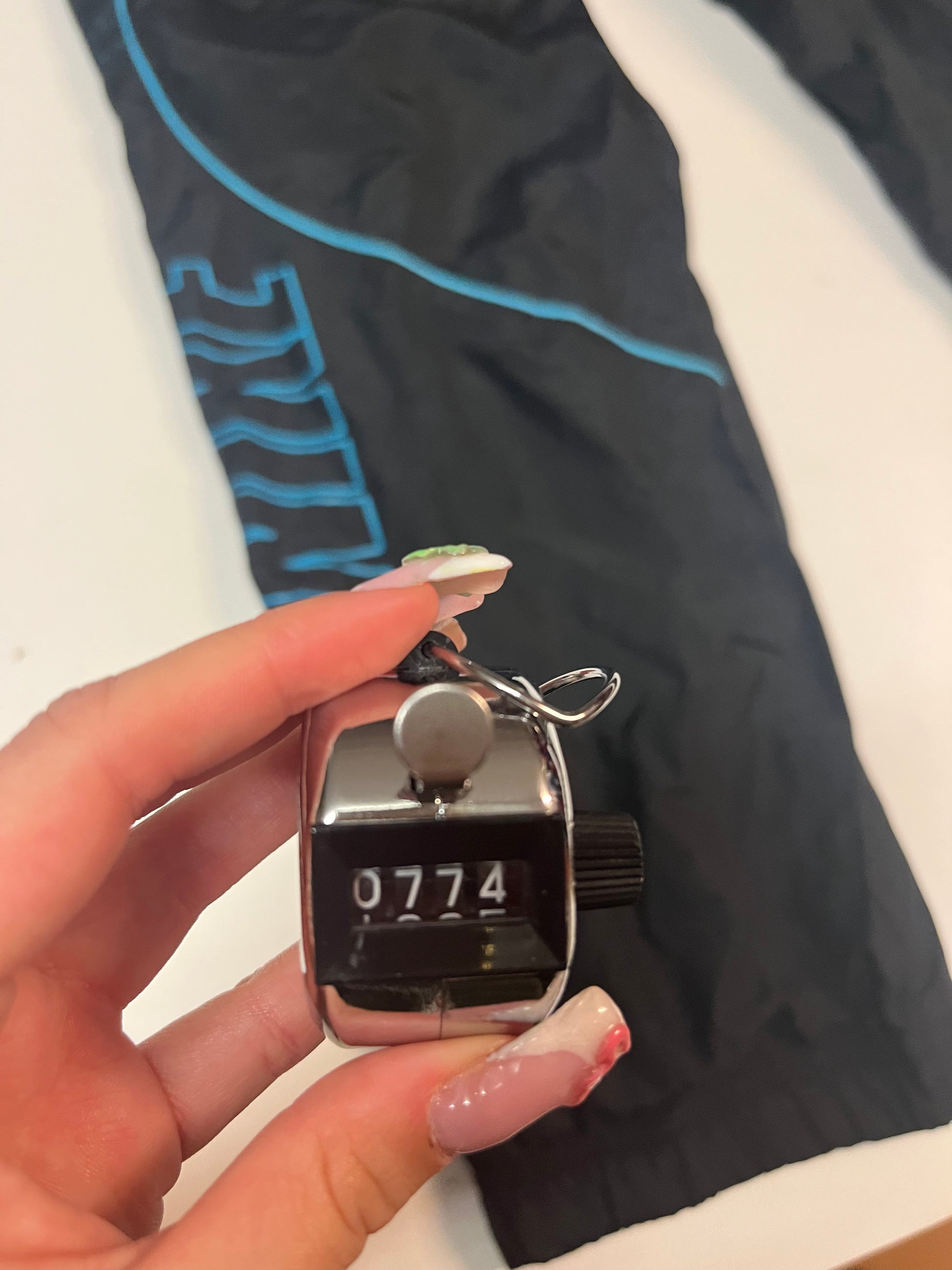 Entdecke unsere Vintage Track Pants von Nike und anderen Marken, erhältlich bei Valuxery.de - Dein Shop für trendige Vintage - Kleidung. Unsere Track Pants sind aus hochwertigen Materialien und