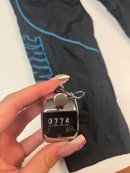 Entdecke unsere Vintage Track Pants von Nike und anderen Marken, erhältlich bei Valuxery.de - Dein Shop für trendige Vintage - Kleidung. Unsere Track Pants sind aus hochwertigen Materialien und