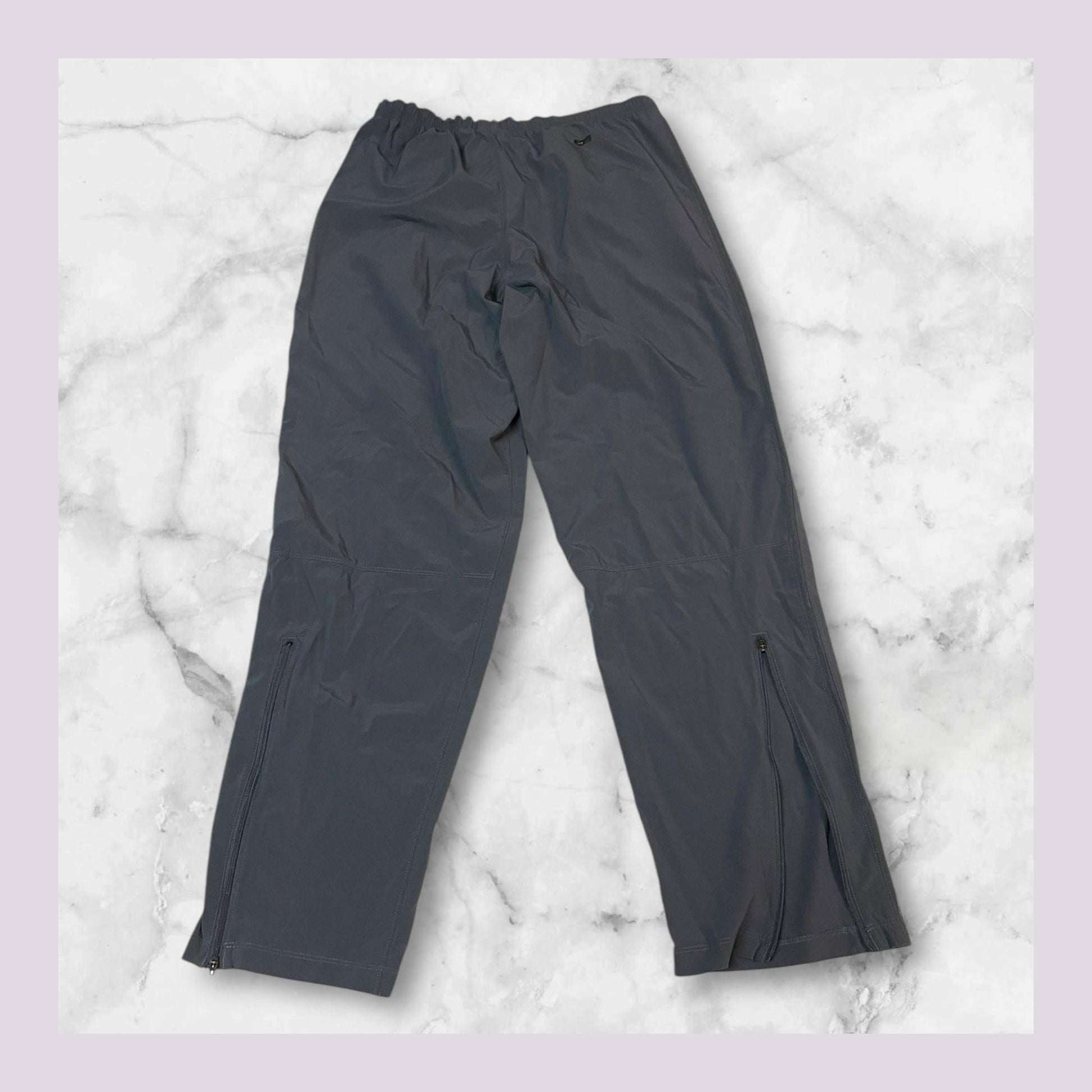 Entdecke unsere Vintage Track Pants von Nike und anderen Marken, erhältlich bei Valuxery.de - Dein Shop für trendige Vintage - Kleidung. Unsere Track Pants sind aus hochwertigen Materialien und