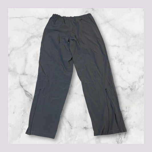 Entdecke unsere Vintage Track Pants von Nike und anderen Marken, erhältlich bei Valuxery.de - Dein Shop für trendige Vintage - Kleidung. Unsere Track Pants sind aus hochwertigen Materialien und