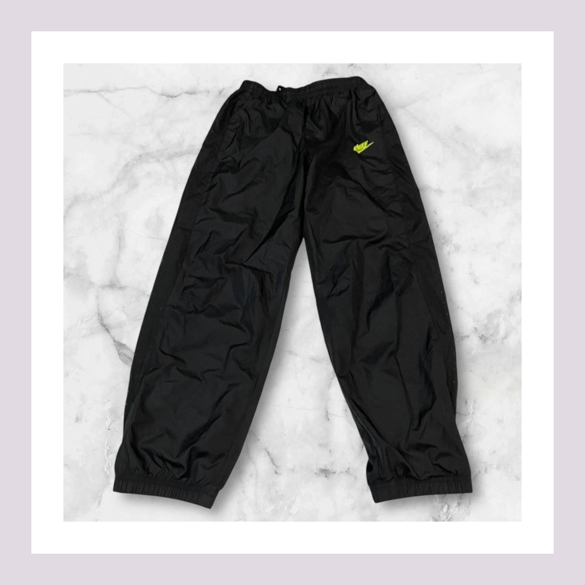 Entdecke unsere Vintage Track Pants von Nike und anderen Marken, erhältlich bei Valuxery.de - Dein Shop für trendige Vintage - Kleidung. Unsere Track Pants sind aus hochwertigen Materialien und