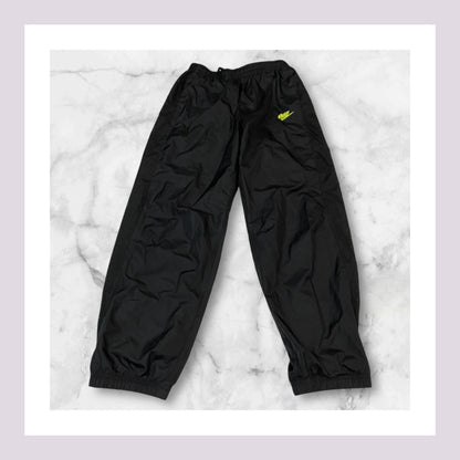 Entdecke unsere Vintage Track Pants von Nike und anderen Marken, erhältlich bei Valuxery.de - Dein Shop für trendige Vintage - Kleidung. Unsere Track Pants sind aus hochwertigen Materialien und