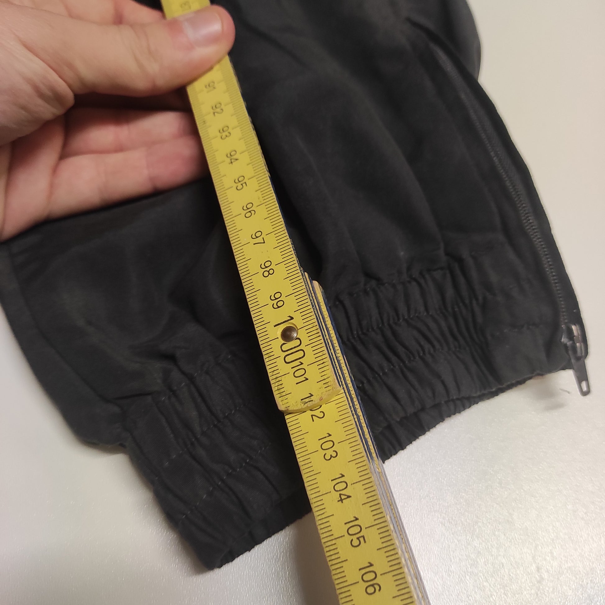 Entdecke unsere Vintage Track Pants von Nike und anderen Marken, erhältlich bei Valuxery.de - Dein Shop für trendige Vintage - Kleidung. Unsere Track Pants sind aus hochwertigen Materialien und