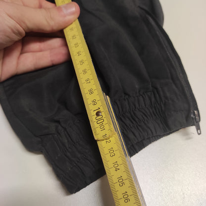 Entdecke unsere Vintage Track Pants von Nike und anderen Marken, erhältlich bei Valuxery.de - Dein Shop für trendige Vintage - Kleidung. Unsere Track Pants sind aus hochwertigen Materialien und