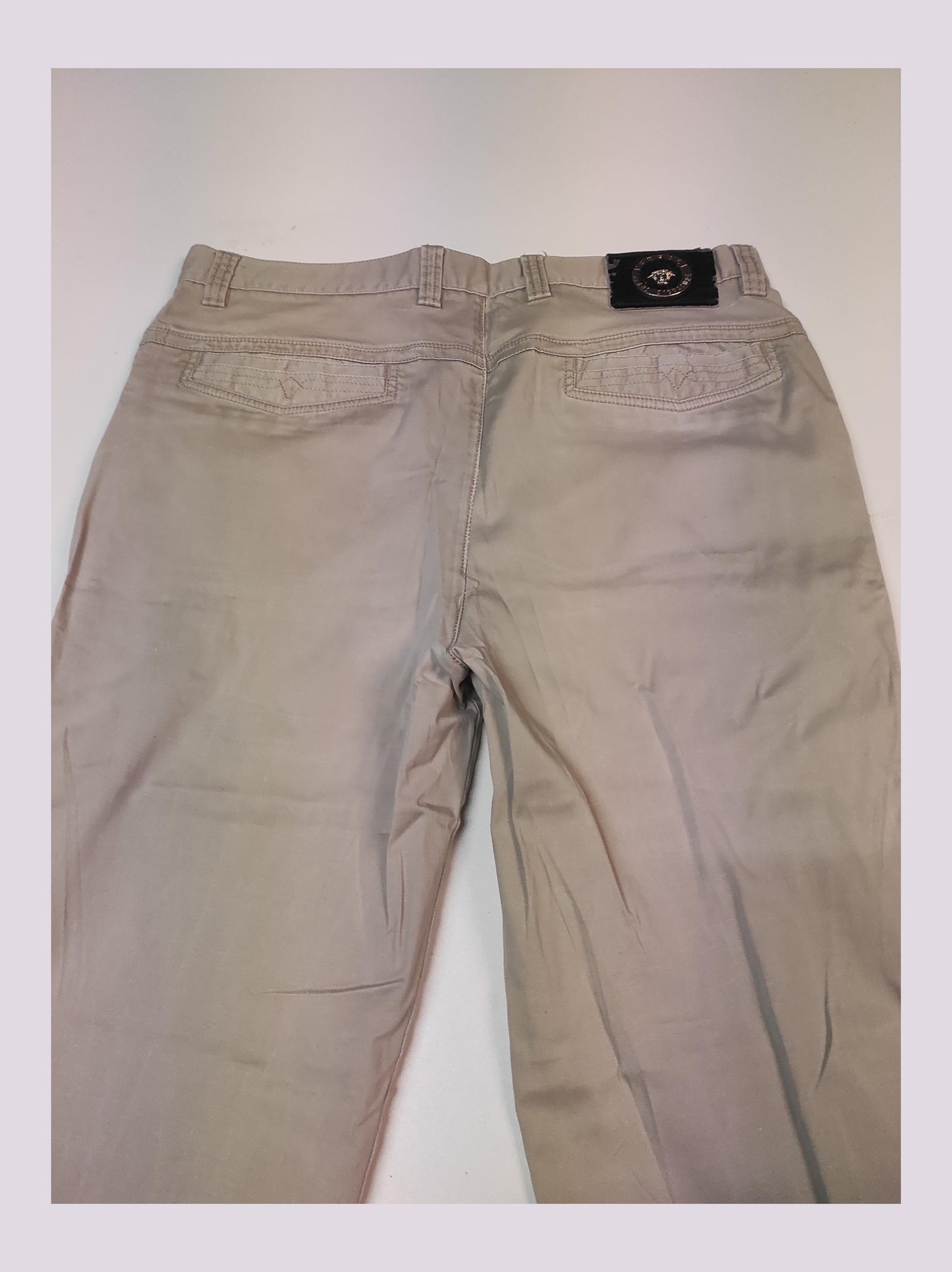 Entdecke unsere Vintage Track Pants von Nike und anderen Marken, erhältlich bei Valuxery.de - Dein Shop für trendige Vintage - Kleidung. Unsere Track Pants sind aus hochwertigen Materialien und