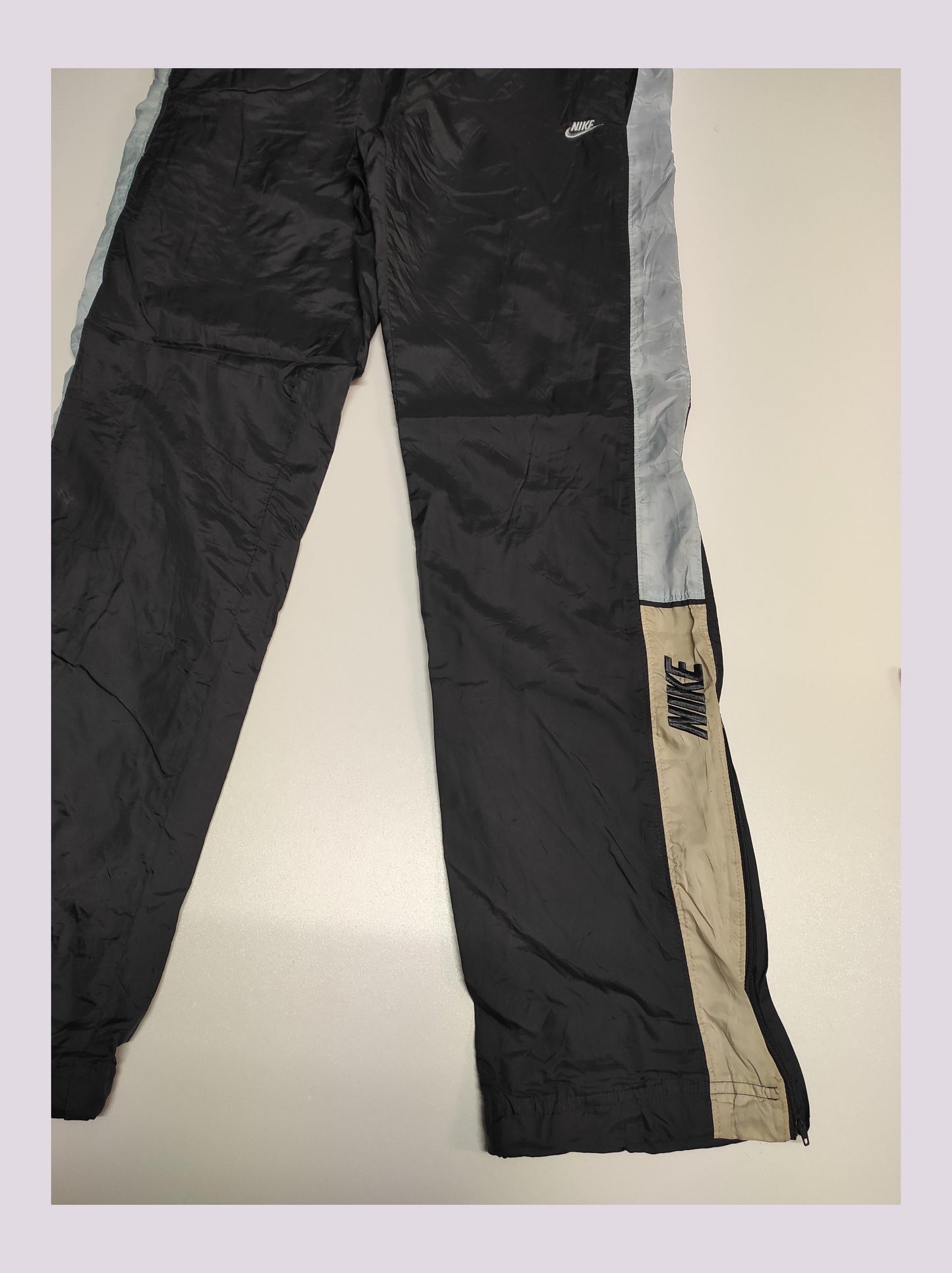 Entdecke unsere Vintage Track Pants von Nike und anderen Marken, erhältlich bei Valuxery.de - Dein Shop für trendige Vintage - Kleidung. Unsere Track Pants sind aus hochwertigen Materialien und