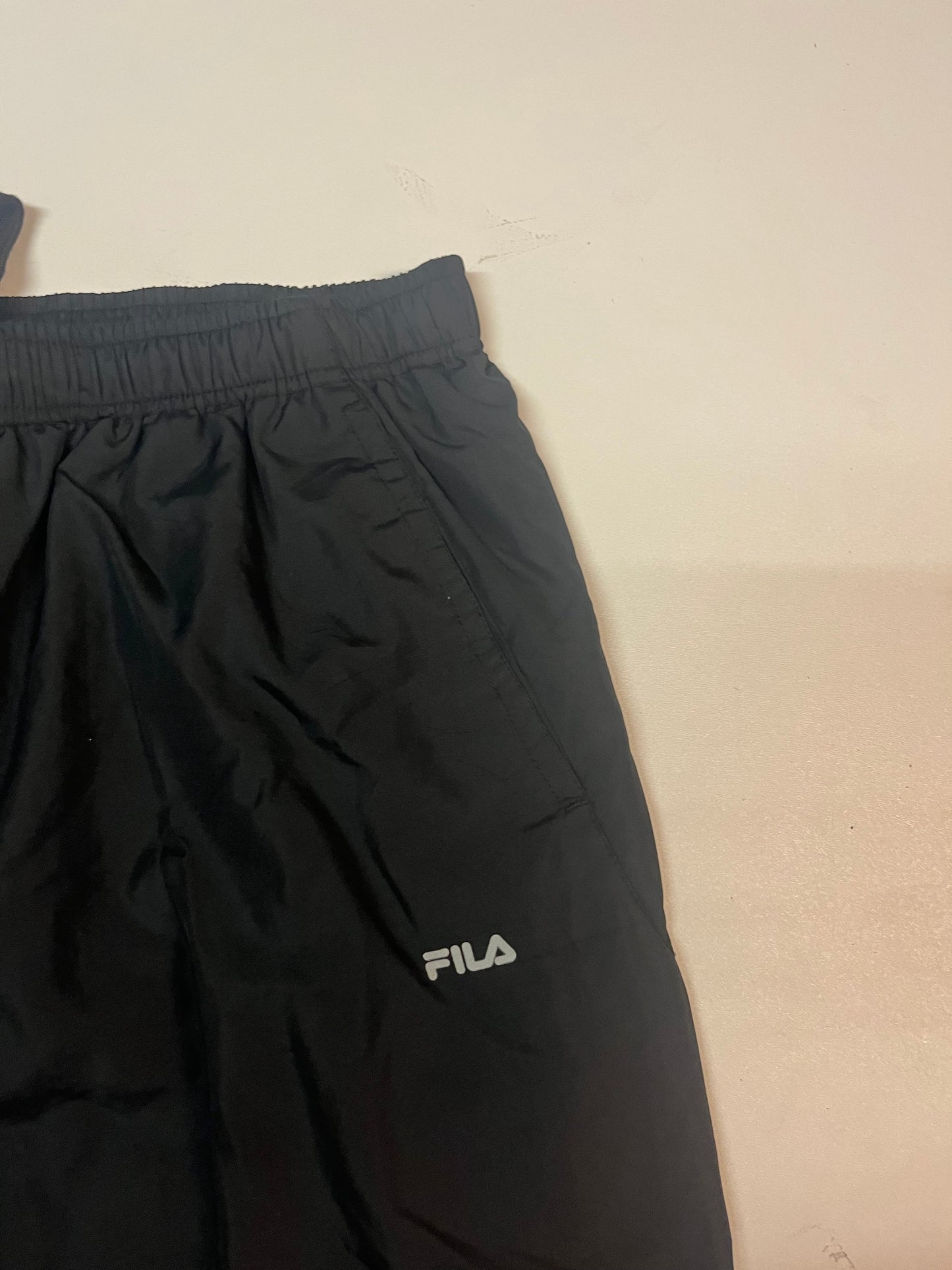 Entdecke unsere Vintage Track Pants von Nike und anderen Marken, erhältlich bei Valuxery.de - Dein Shop für trendige Vintage - Kleidung. Unsere Track Pants sind aus hochwertigen Materialien und