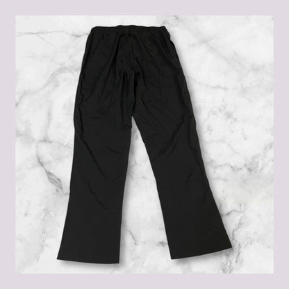 Entdecke unsere Vintage Track Pants von Nike und anderen Marken, erhältlich bei Valuxery.de - Dein Shop für trendige Vintage - Kleidung. Unsere Track Pants sind aus hochwertigen Materialien und