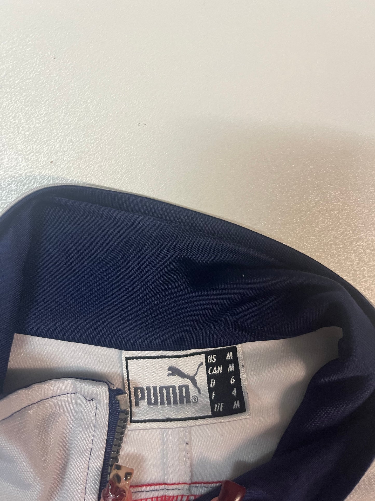 Entdecke unsere Vintage Track Pants von Nike und anderen Marken, erhältlich bei Valuxery.de - Dein Shop für trendige Vintage - Kleidung. Unsere Track Pants sind aus hochwertigen Materialien und