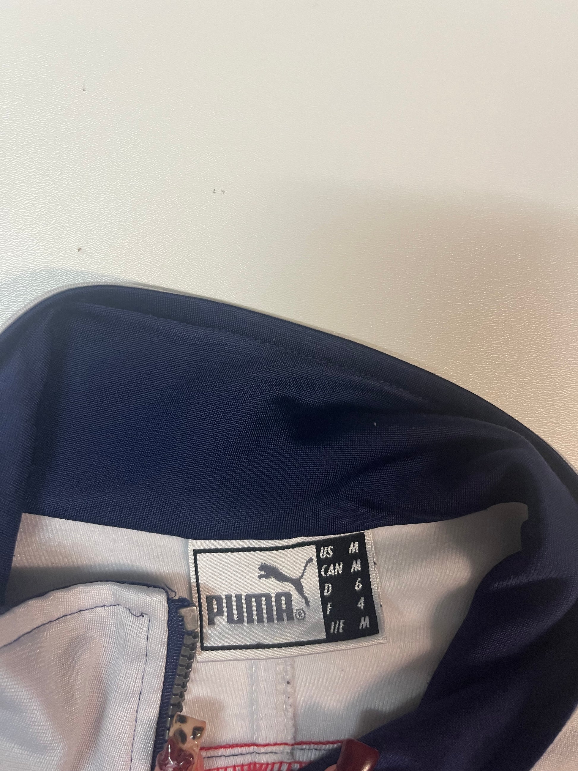 Entdecke unsere Vintage Track Pants von Nike und anderen Marken, erhältlich bei Valuxery.de - Dein Shop für trendige Vintage - Kleidung. Unsere Track Pants sind aus hochwertigen Materialien und