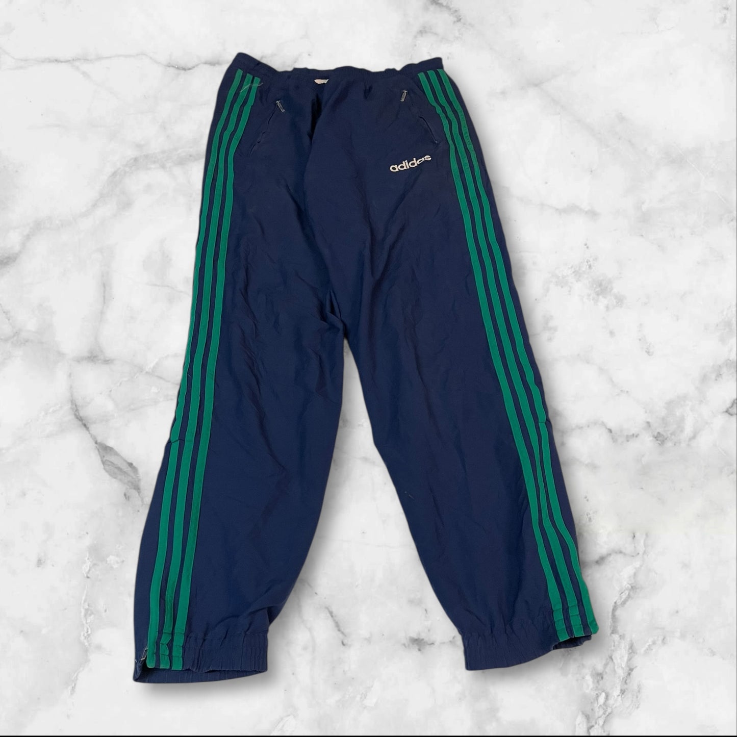 Entdecke unsere Vintage Track Pants von Nike und anderen Marken, erhältlich bei Valuxery.de - Dein Shop für trendige Vintage - Kleidung. Unsere Track Pants sind aus hochwertigen Materialien und