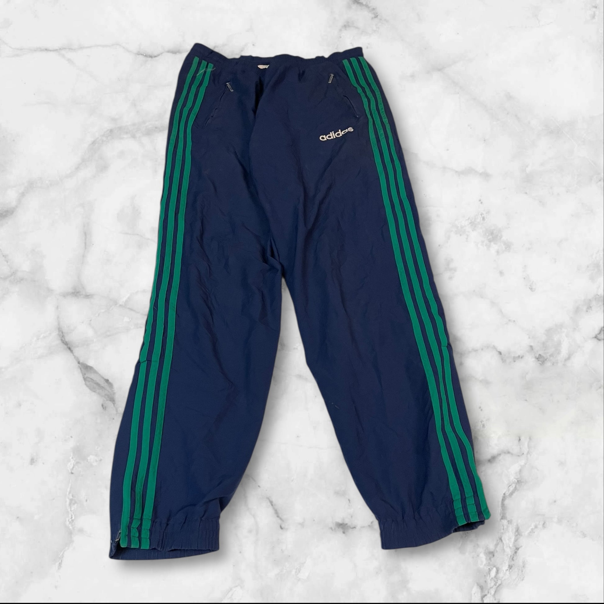 Entdecke unsere Vintage Track Pants von Nike und anderen Marken, erhältlich bei Valuxery.de - Dein Shop für trendige Vintage - Kleidung. Unsere Track Pants sind aus hochwertigen Materialien und