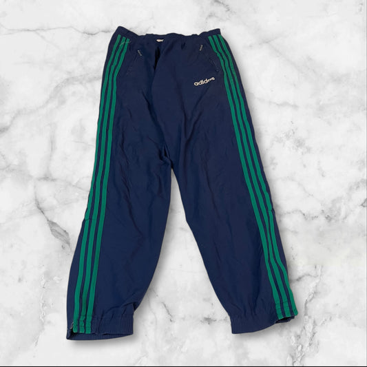 Entdecke unsere Vintage Track Pants von Nike und anderen Marken, erhältlich bei Valuxery.de - Dein Shop für trendige Vintage - Kleidung. Unsere Track Pants sind aus hochwertigen Materialien und