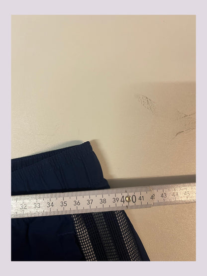 Entdecke unsere Vintage Track Pants von Nike und anderen Marken, erhältlich bei Valuxery.de - Dein Shop für trendige Vintage - Kleidung. Unsere Track Pants sind aus hochwertigen Materialien und