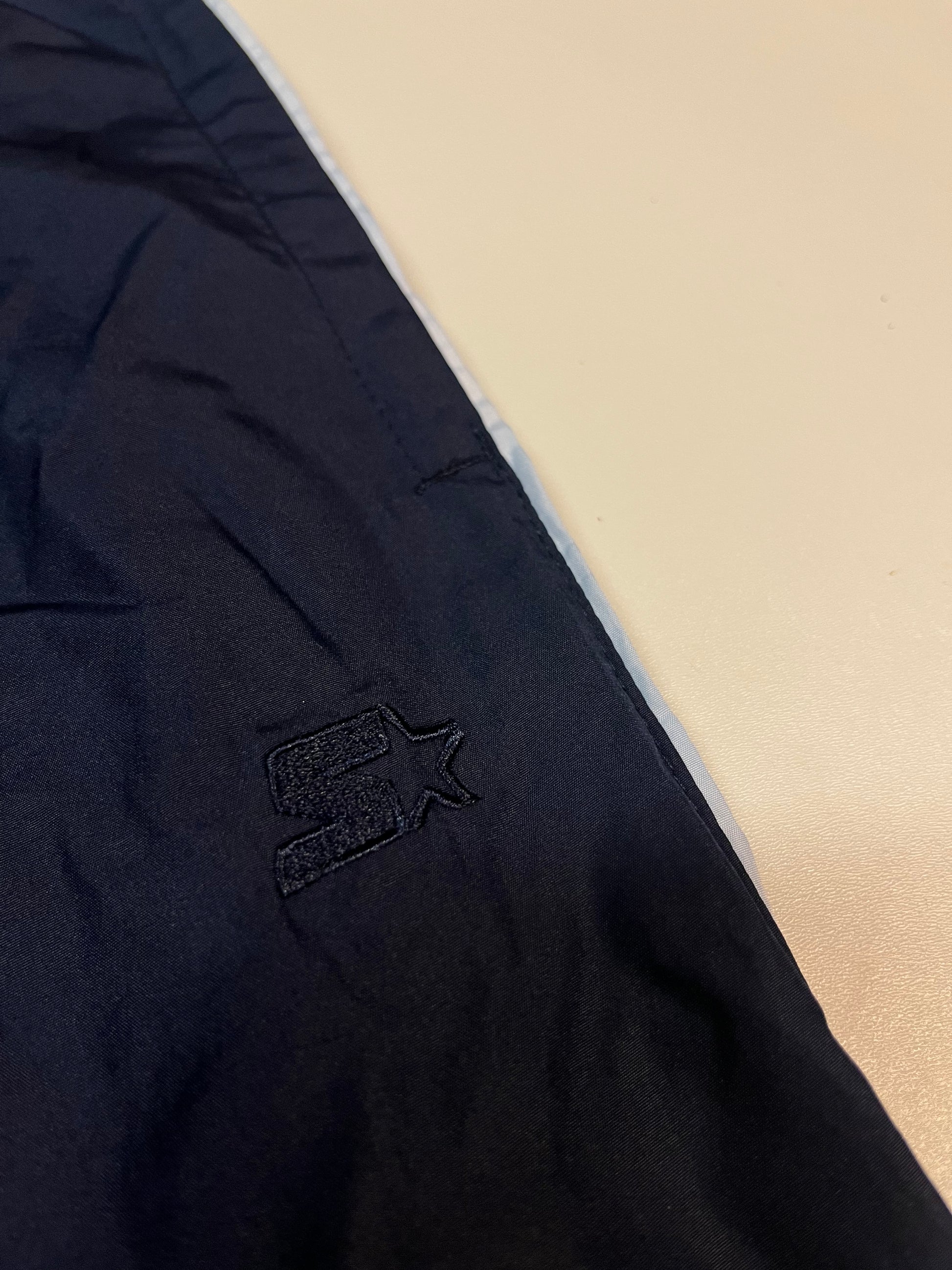 Entdecke unsere Vintage Track Pants von Nike und anderen Marken, erhältlich bei Valuxery.de - Dein Shop für trendige Vintage - Kleidung. Unsere Track Pants sind aus hochwertigen Materialien und