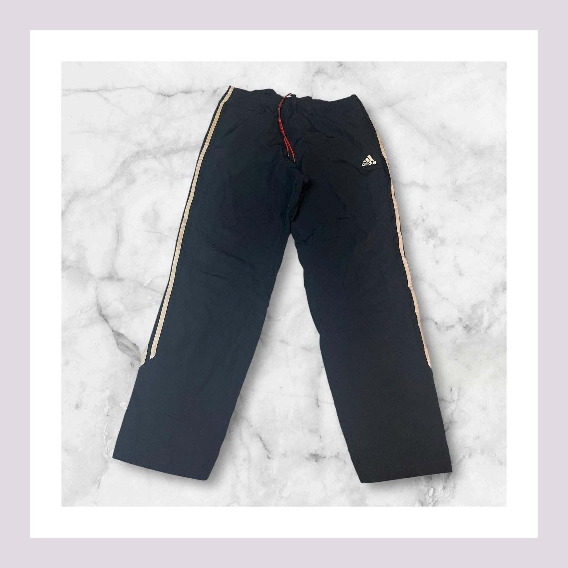 Entdecke unsere Vintage Track Pants von Nike und anderen Marken, erhältlich bei Valuxery.de - Dein Shop für trendige Vintage - Kleidung. Unsere Track Pants sind aus hochwertigen Materialien und