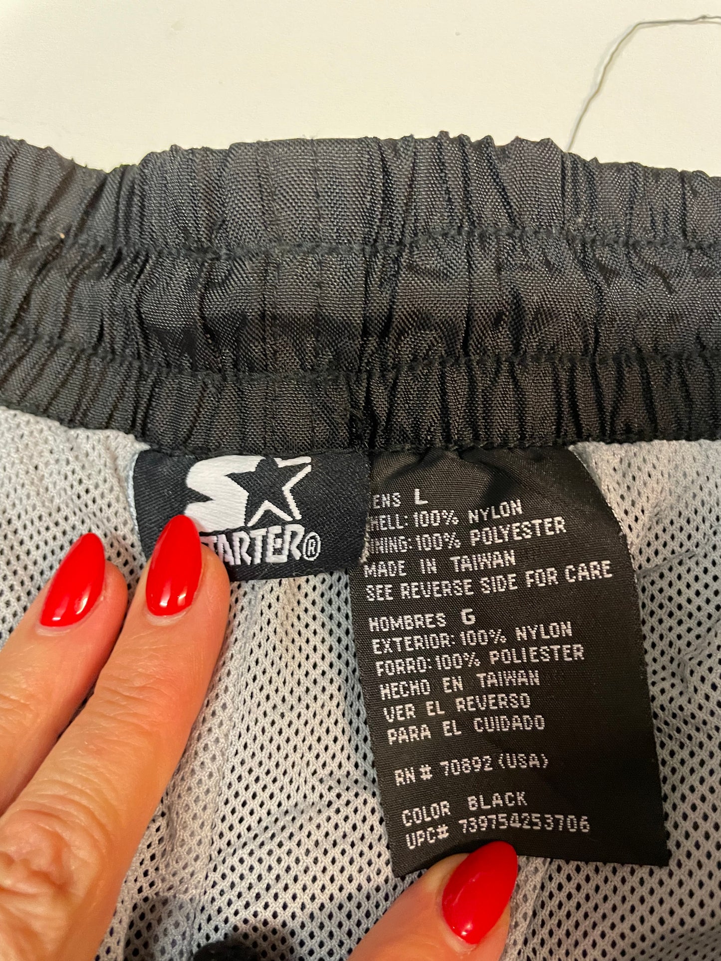 Entdecke unsere Vintage Track Pants von Nike und anderen Marken, erhältlich bei Valuxery.de - Dein Shop für trendige Vintage - Kleidung. Unsere Track Pants sind aus hochwertigen Materialien und