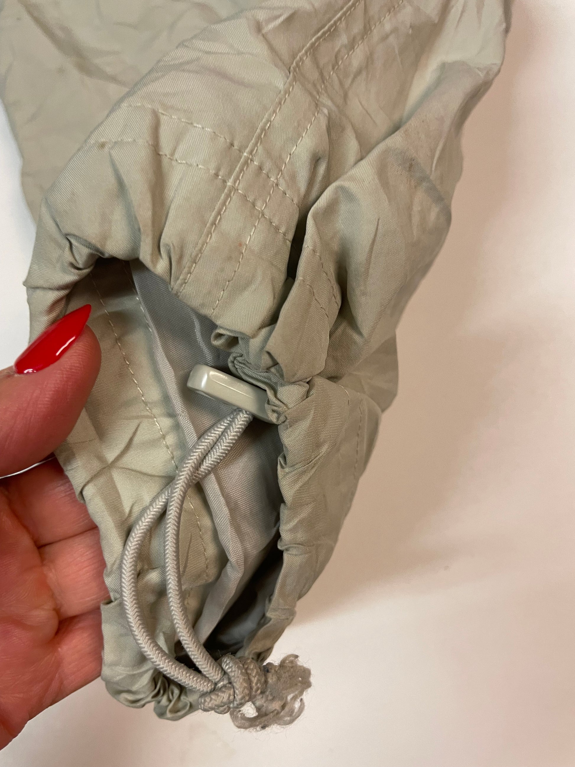 Entdecke unsere Vintage Track Pants von Nike und anderen Marken, erhältlich bei Valuxery.de - Dein Shop für trendige Vintage - Kleidung. Unsere Track Pants sind aus hochwertigen Materialien und