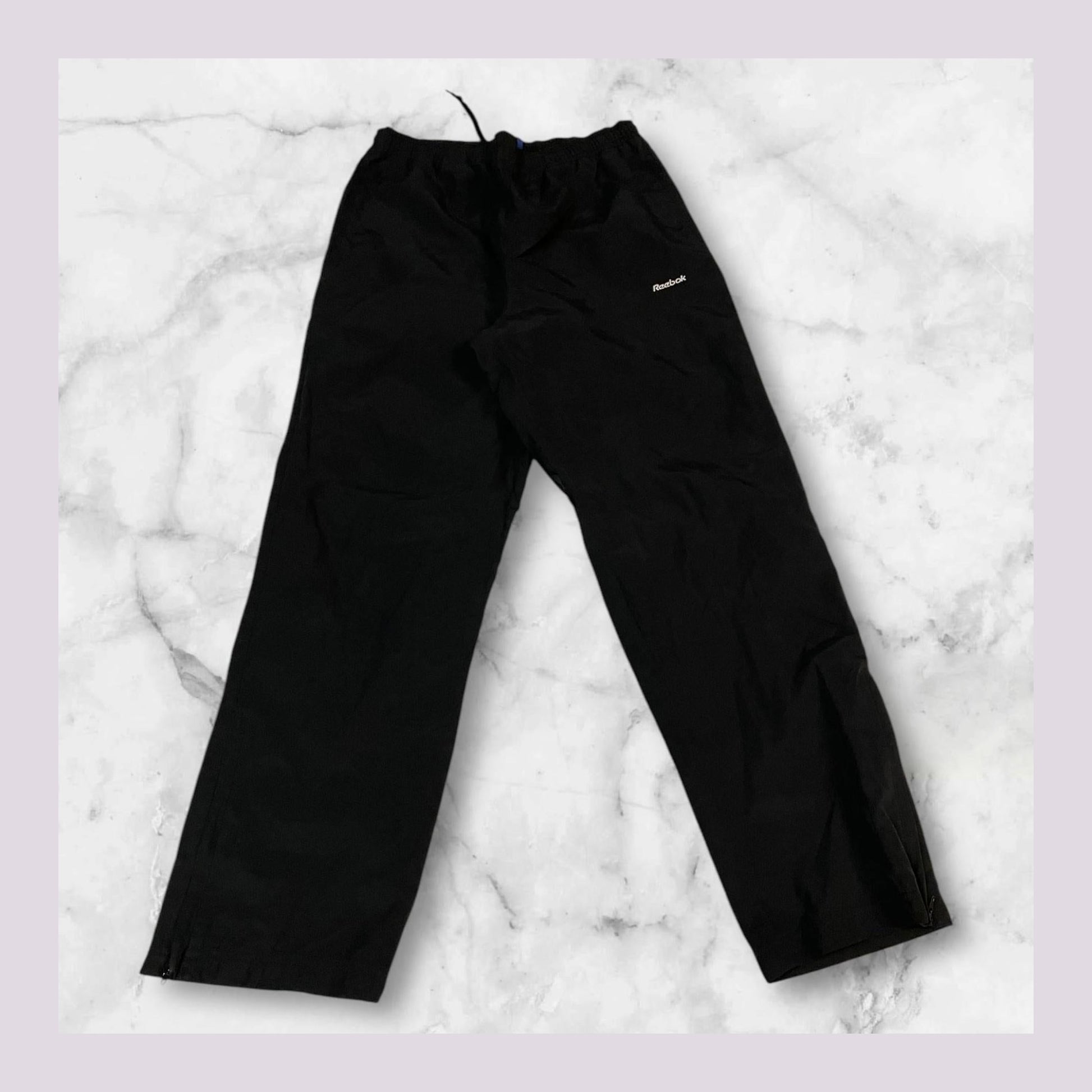 Entdecke unsere Vintage Track Pants von Nike und anderen Marken, erhältlich bei Valuxery.de - Dein Shop für trendige Vintage - Kleidung. Unsere Track Pants sind aus hochwertigen Materialien und
