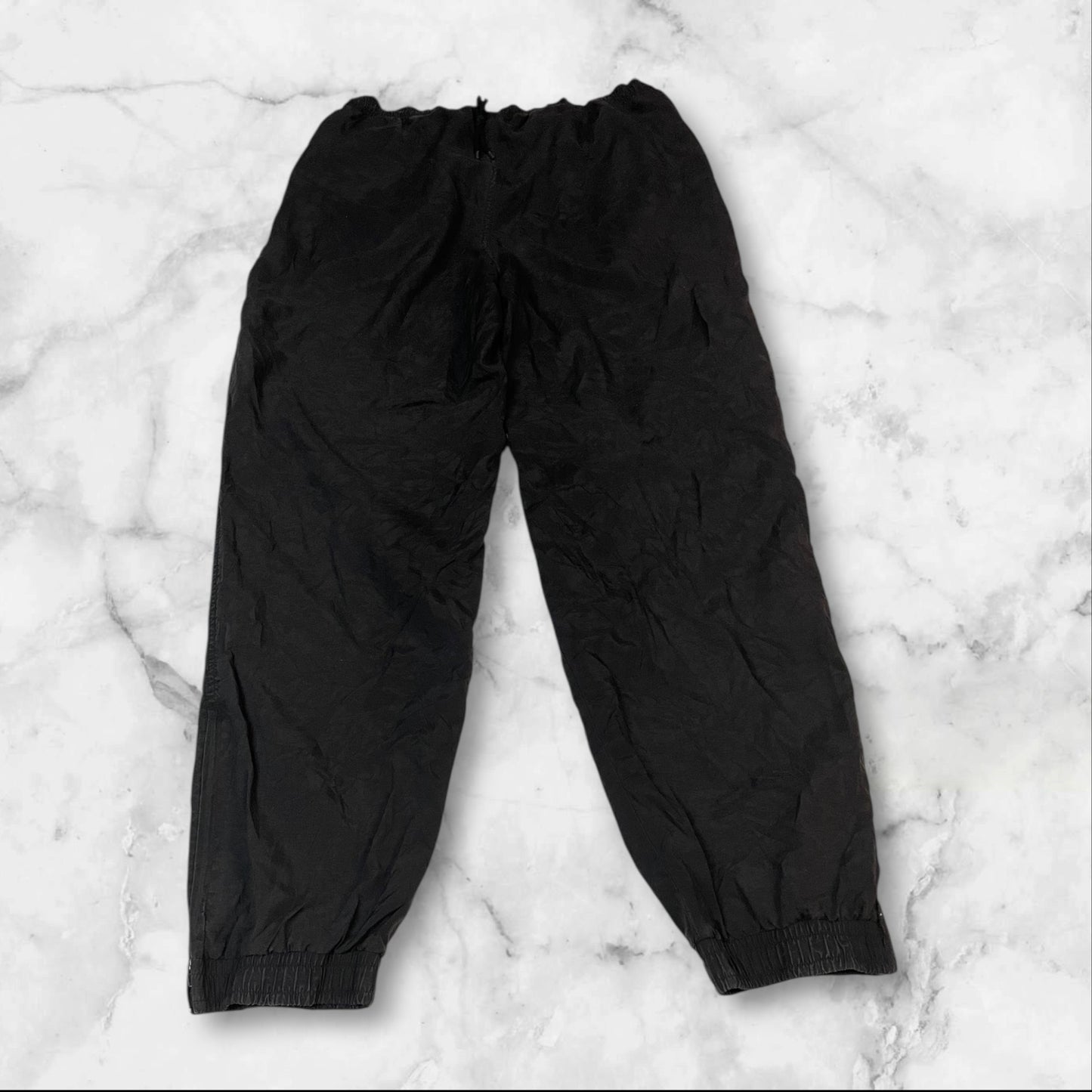 Entdecke unsere Vintage Track Pants von Nike und anderen Marken, erhältlich bei Valuxery.de - Dein Shop für trendige Vintage - Kleidung. Unsere Track Pants sind aus hochwertigen Materialien und