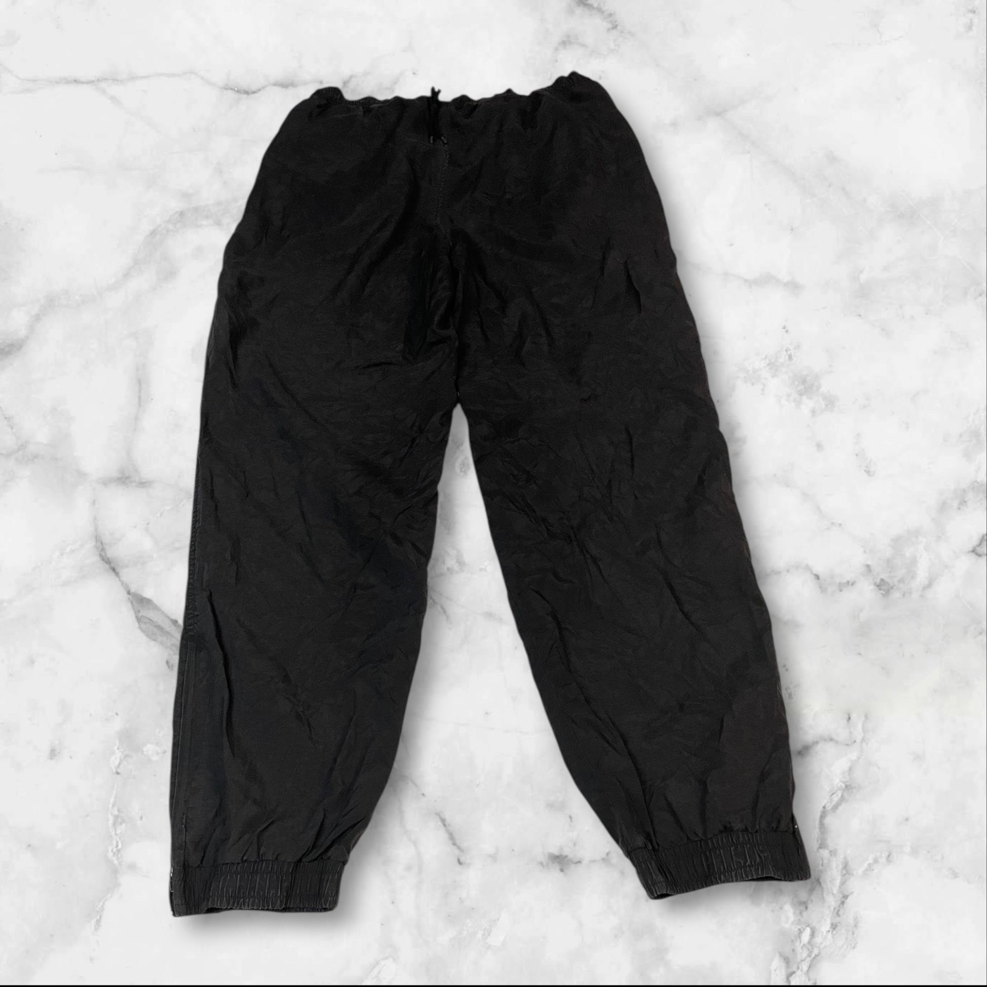 Entdecke unsere Vintage Track Pants von Nike und anderen Marken, erhältlich bei Valuxery.de - Dein Shop für trendige Vintage - Kleidung. Unsere Track Pants sind aus hochwertigen Materialien und