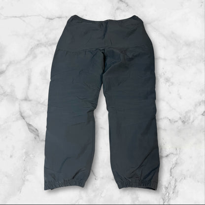 Entdecke unsere Vintage Track Pants von Nike und anderen Marken, erhältlich bei Valuxery.de - Dein Shop für trendige Vintage - Kleidung. Unsere Track Pants sind aus hochwertigen Materialien und