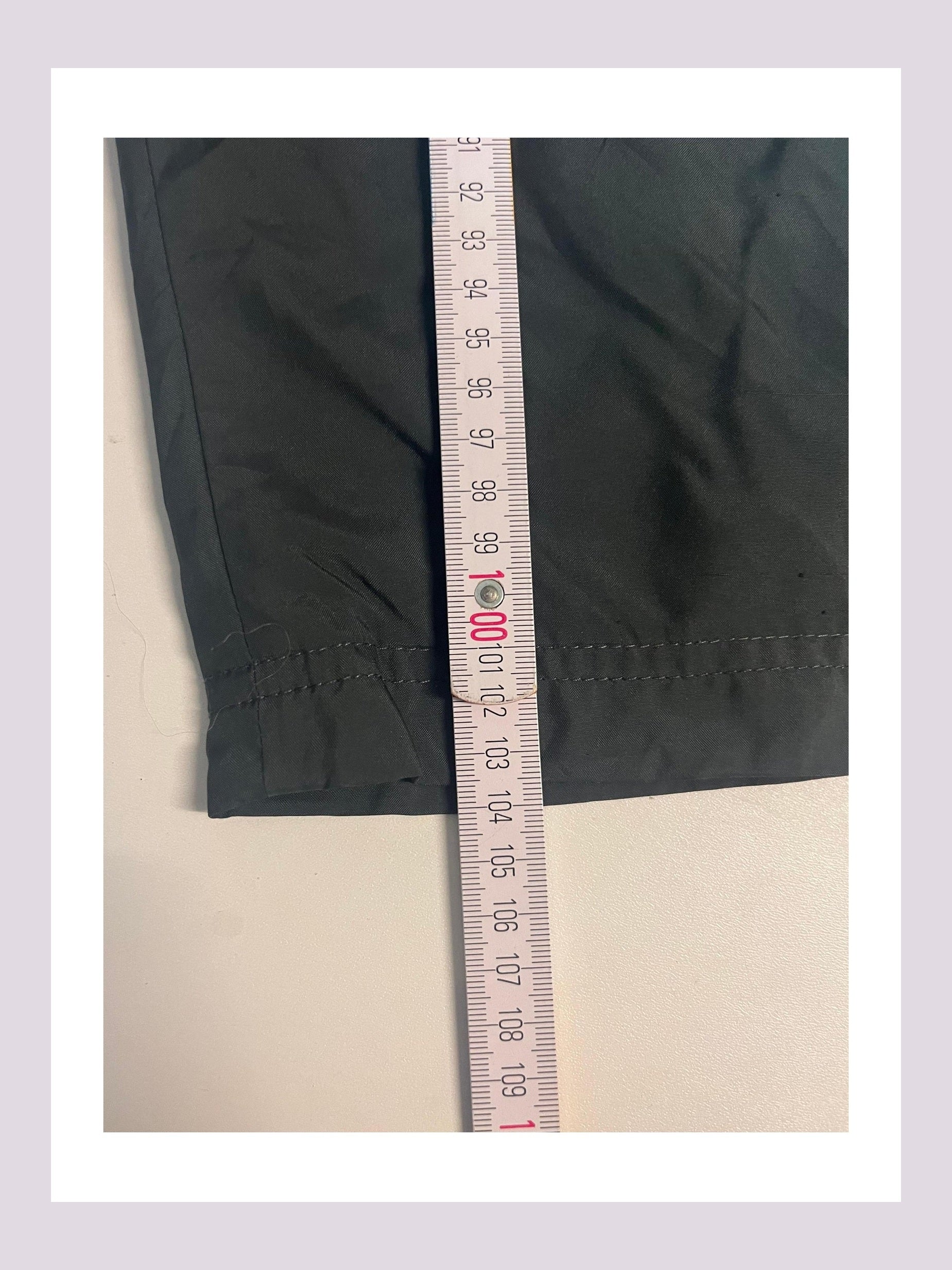 Entdecke unsere Vintage Track Pants von Nike und anderen Marken, erhältlich bei Valuxery.de - Dein Shop für trendige Vintage - Kleidung. Unsere Track Pants sind aus hochwertigen Materialien und