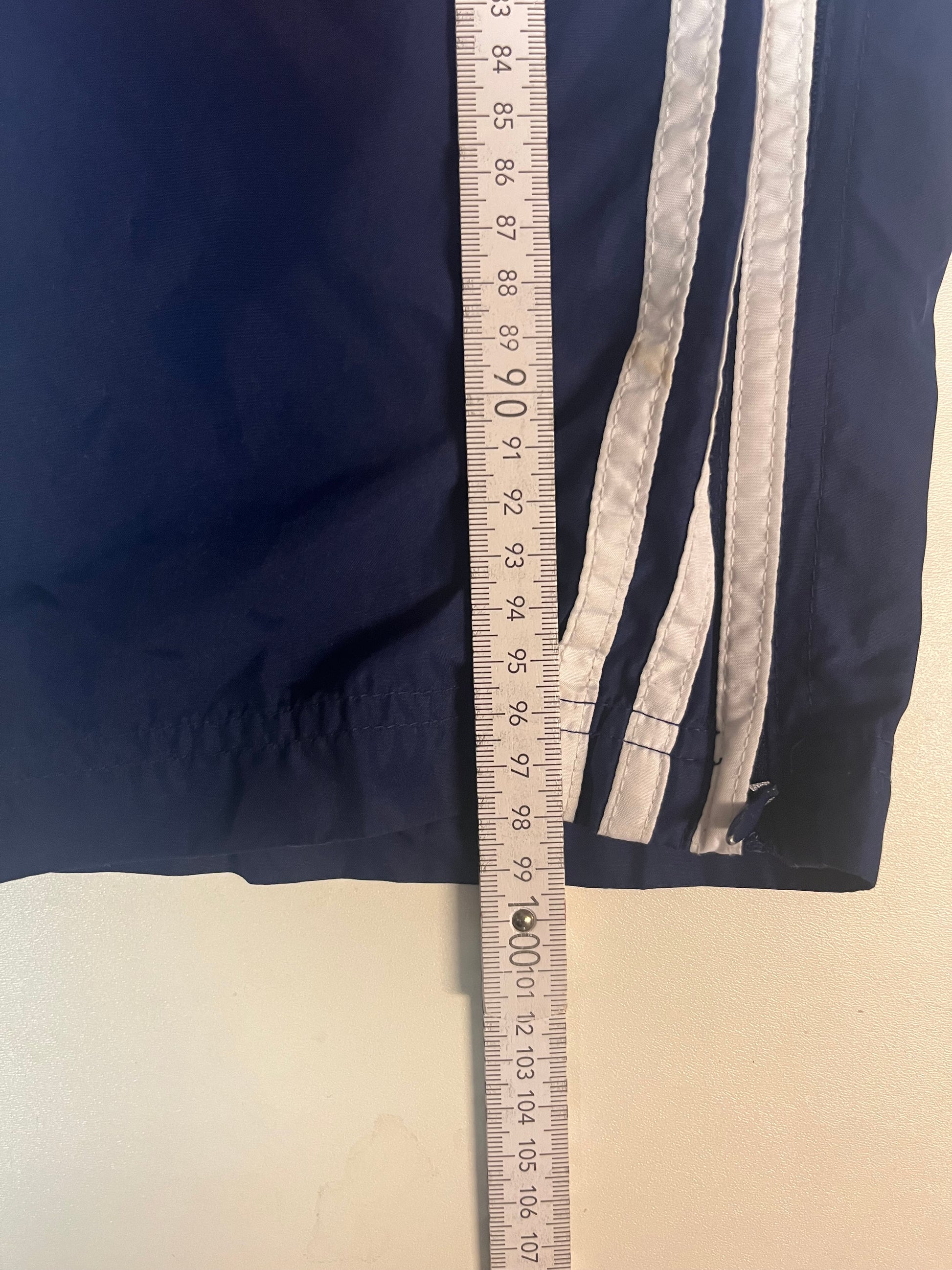 Entdecke unsere Vintage Track Pants von Nike und anderen Marken, erhältlich bei Valuxery.de - Dein Shop für trendige Vintage - Kleidung. Unsere Track Pants sind aus hochwertigen Materialien und