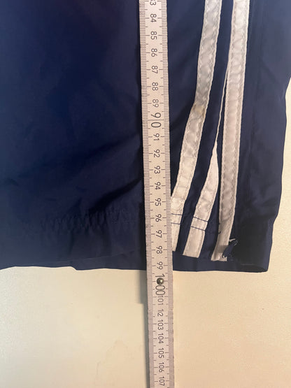 Entdecke unsere Vintage Track Pants von Nike und anderen Marken, erhältlich bei Valuxery.de - Dein Shop für trendige Vintage - Kleidung. Unsere Track Pants sind aus hochwertigen Materialien und