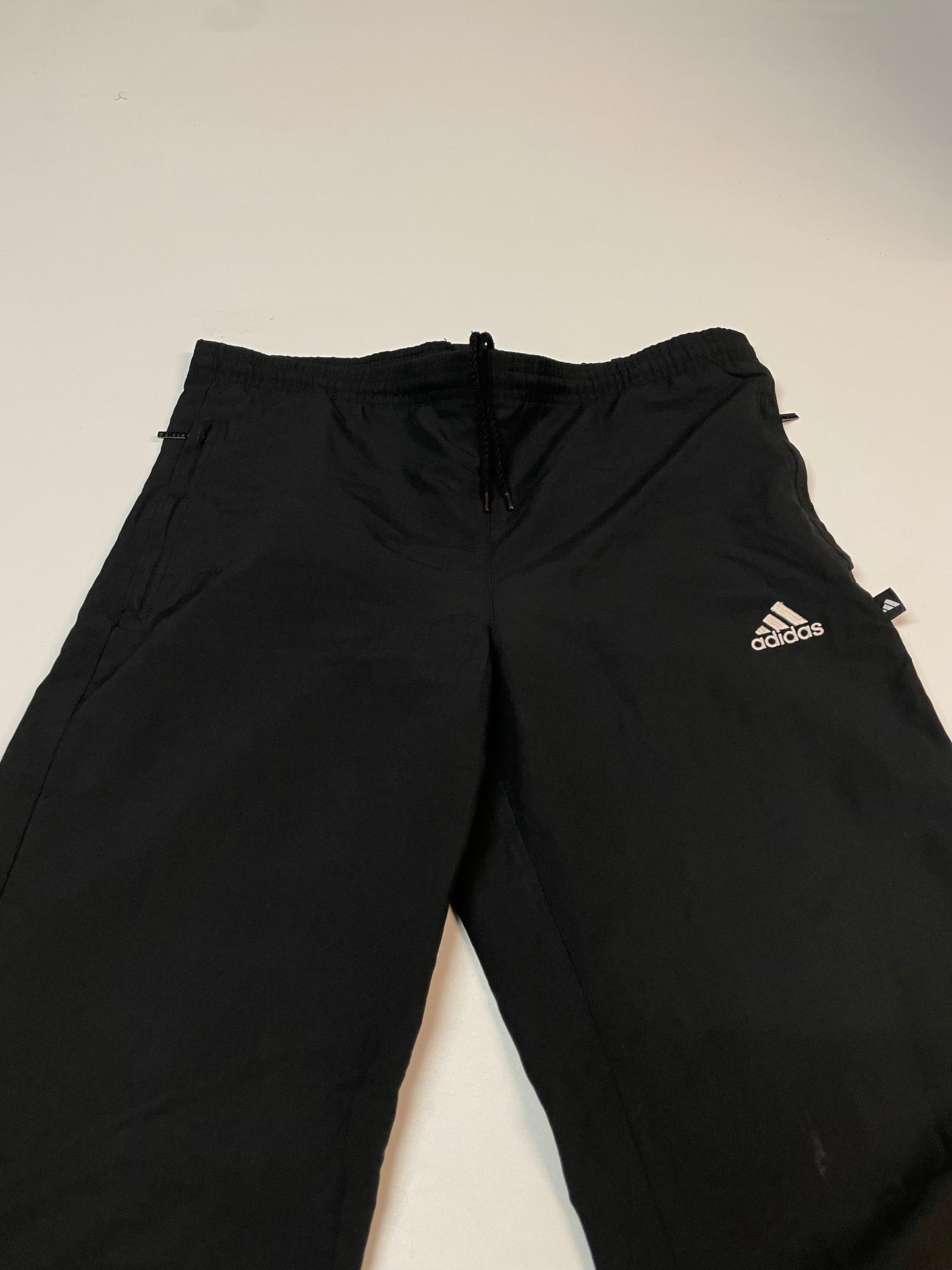 Entdecke unsere Vintage Track Pants von Nike und anderen Marken, erhältlich bei Valuxery.de - Dein Shop für trendige Vintage - Kleidung. Unsere Track Pants sind aus hochwertigen Materialien und