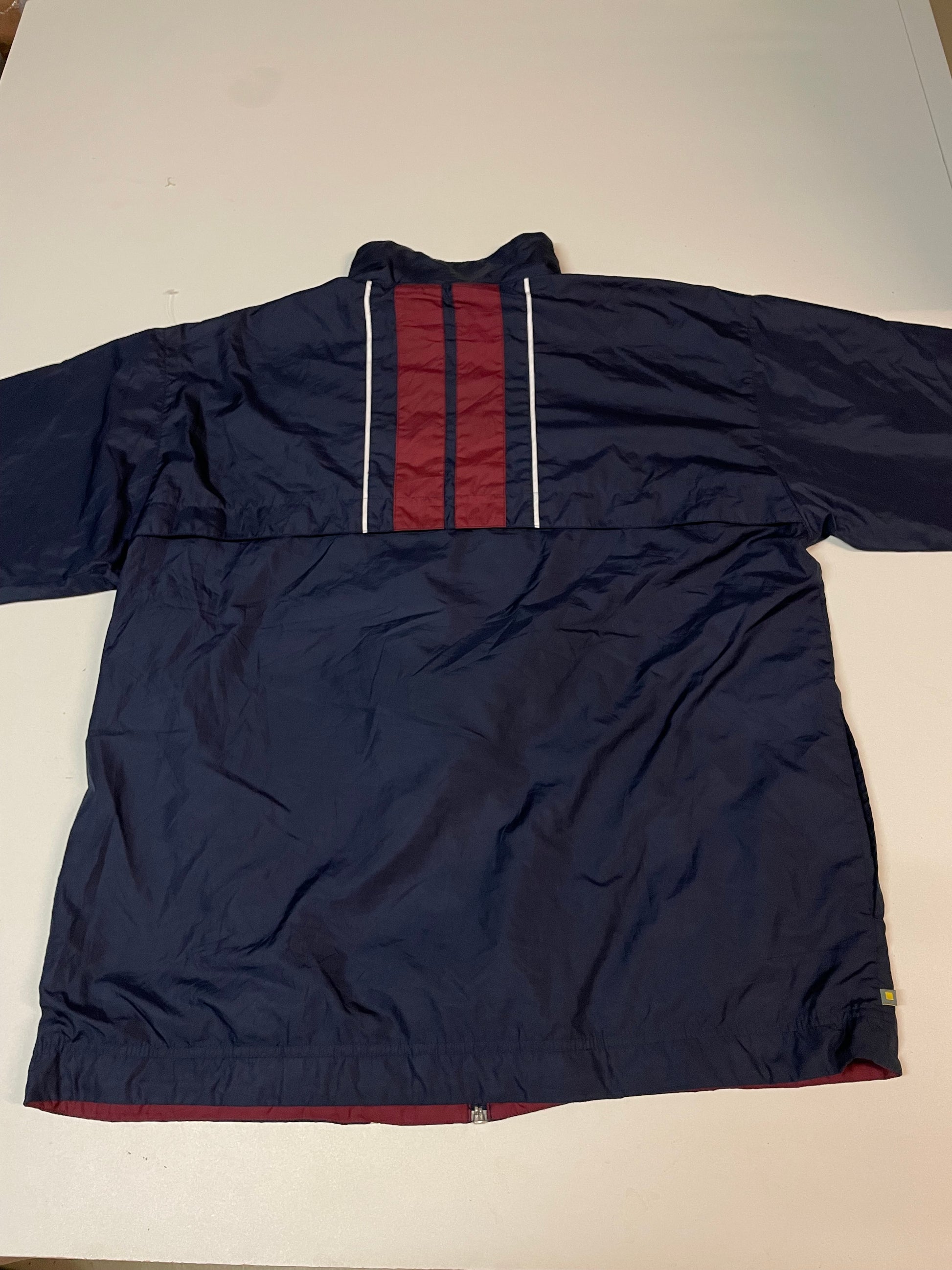 Entdecke unsere Vintage Track Pants von Nike und anderen Marken, erhältlich bei Valuxery.de - Dein Shop für trendige Vintage - Kleidung. Unsere Track Pants sind aus hochwertigen Materialien und