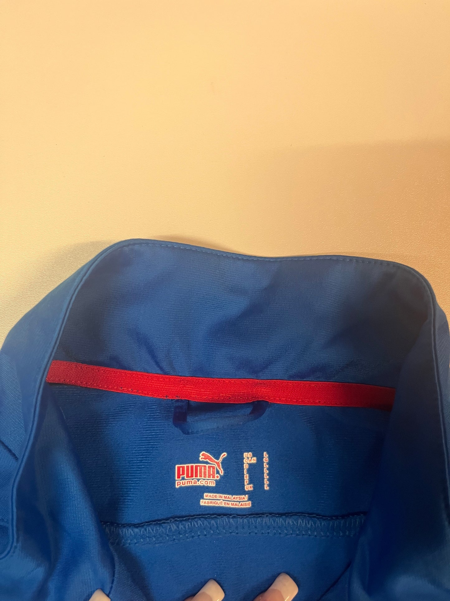 Entdecke unsere Vintage Track Pants von Nike und anderen Marken, erhältlich bei Valuxery.de - Dein Shop für trendige Vintage - Kleidung. Unsere Track Pants sind aus hochwertigen Materialien und